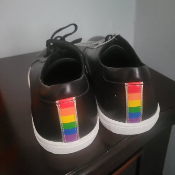 Black Kenneth Cole casual men's sneaker. - Picture 4 of 5